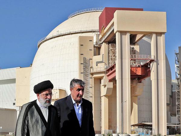 Irans Präsident Raisi (l.) beim Besuch der Atomanlage Buschehr.