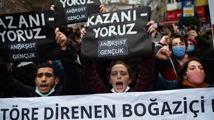 Menschen demonstrieren am Dienstag gegen die Ernennung eines Parteifreundes Erdogan zum Leiter der Bogazici Universität.