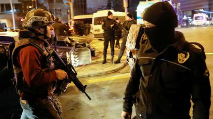Türkische Polizei sichert das Gelände rund um den Tatort.