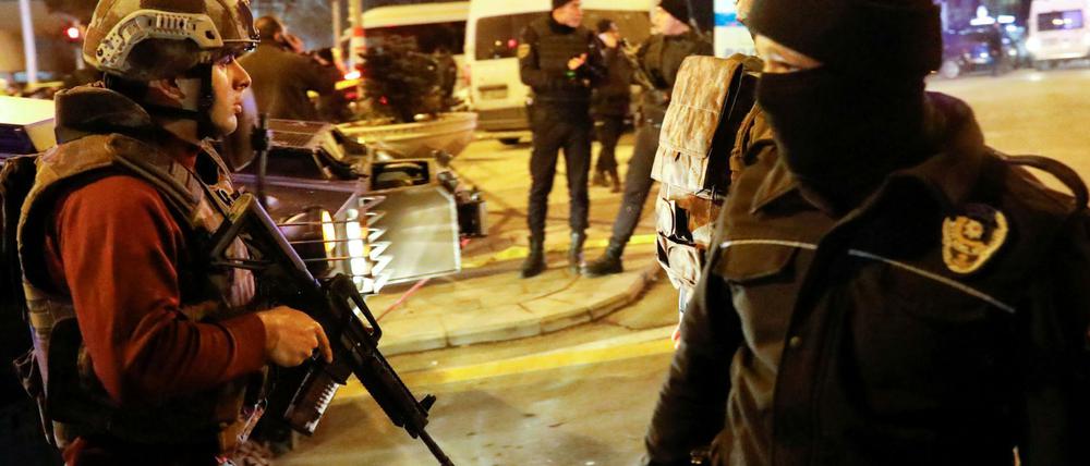 Türkische Polizei sichert das Gelände rund um den Tatort.
