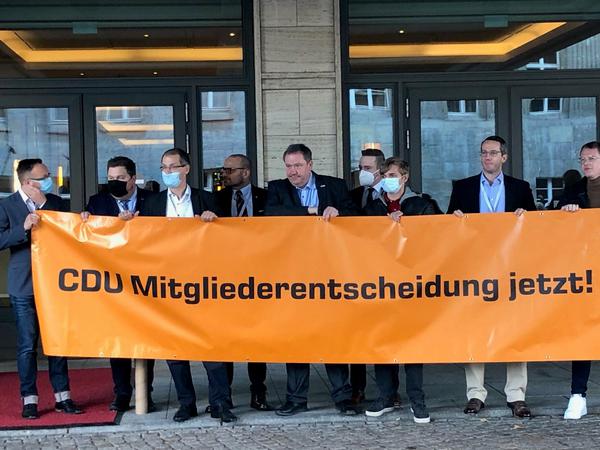 Teilnehmer fordern "CDU Mitgliederentscheidung jetzt!" bei der Kreisvorsitzendenkonferenz. 