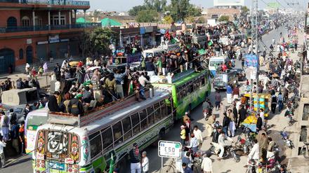 Der liberale Geistliche Muhammad Tahirul Qadri hat in Islamabad zum "Marsch der Millionen" aufgerufen. Tausende Protestler zogen daraufhin durch die Straßen.