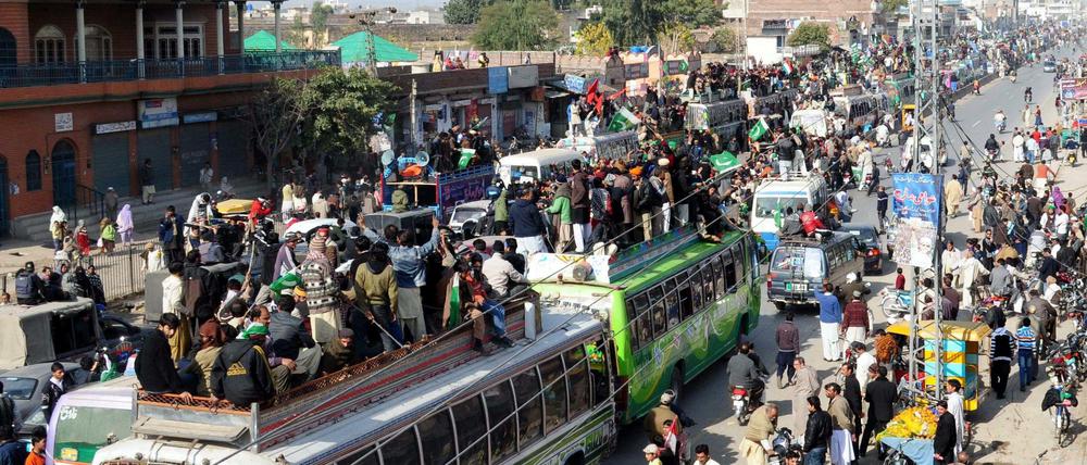 Der liberale Geistliche Muhammad Tahirul Qadri hat in Islamabad zum "Marsch der Millionen" aufgerufen. Tausende Protestler zogen daraufhin durch die Straßen.