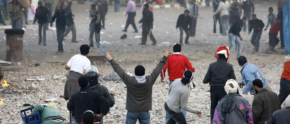 Nach den schweren Ausschreitungen in Kairo beruhigt sich die Lage bei Tagesanbruch nur kurz. Nach Ende der Ausgangssperre am Morgen sind wieder Hunderte Menschen auf dem Tharir-Platz. Bald fliegen auch erneut Steine ...
