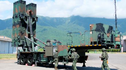 Bei einer Militärübung in Taiwan bedienen Soldaten bedienen ein Sky Bow III (Tien-Kung III) Boden-Luft-Raketensystem