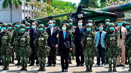 Taiwans Präsidentin Tsai Ing-wen (Mitte) und taiwanesische Soldaten und Soldatinnen tragen in der Coronakrise vorbildlich ihre Gesichtsmasken.