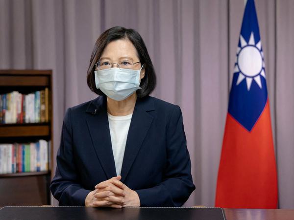 Die taiwanesische Präsidentin Tsai Ing-wen hält eine aufgezeichnete Rede zu den militärischen Übungen, die China in den Gebieten um Taiwan durchführt.
