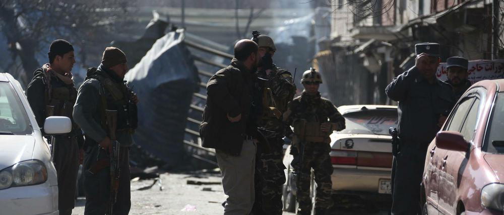 Sicherheitsbehörden sichern nach einem Anschlag in Kabul den Tatort ab. 