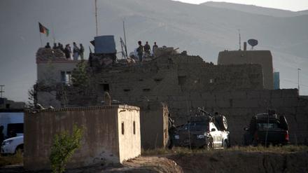 Afghanische Sicherheitskräfte inspizieren nach dem Angriff das Gefängnis. 
