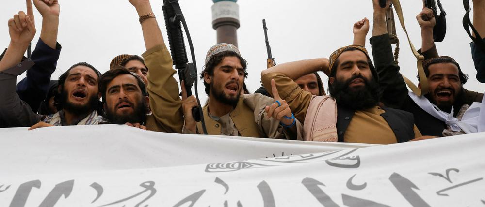Taliban-Kämpfer feiern den ersten Jahrestag ihrer Machtübernahme am Montag in Kabul. 