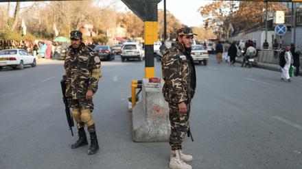 Taliban Kämpfer an einem Checkpoint in Kabul Ende November.