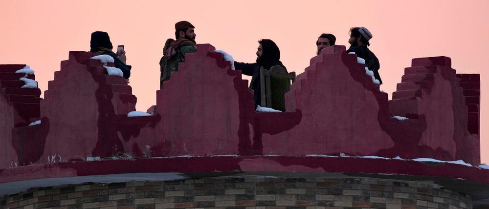 Taliban-Kämpfer auf einem Turm in Kabul