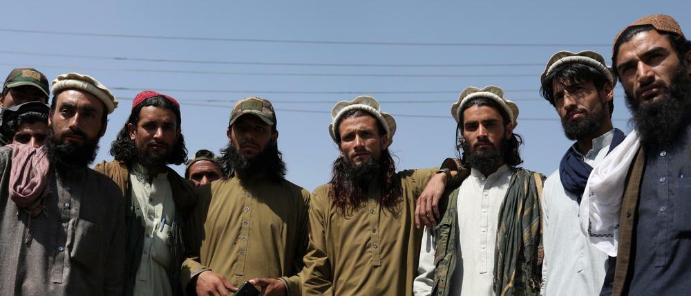 Taliban posieren in Kabul. Die Radikalismalisten wollen diplomatische Anerkennung und finanzielle Hilfen.