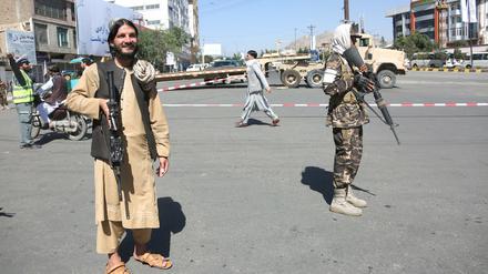 Taliban-Mitglieder stehen in der Nähe des Tagungsortes der Taliban-Versammlung in Kabul.