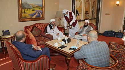 Kaffee trinken mit den Islamisten: Vertreter westlicher Staaten bei den Gesprächen im katarischen Doha. 