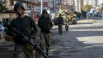Die türkische Armee setzt auch Panzer und Hubschrauber gegen die PKK ein.