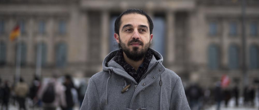 Dem deutschen Volke: Tareq Alaows, der aus Syrien flüchten musste, wurde nicht nur Deutscher, er kandidierte sieben Jahre nach der Flucht auch für die Grünen im Bundestag. Nach Morddrohungen zog er die Kandidatur zurück.