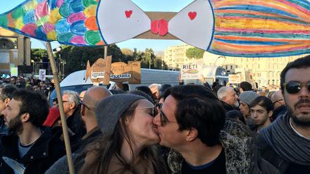 Zwei Demonstranten küssen sich bei der Kundgebung in der italienischen Hauptstadt unter einem Sardinen-Symbol. 