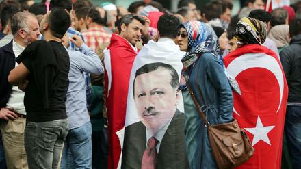 Anhänger von Recep Tayyip Erdogan bei einer Demo in Köln im Mai 2014 in Köln 