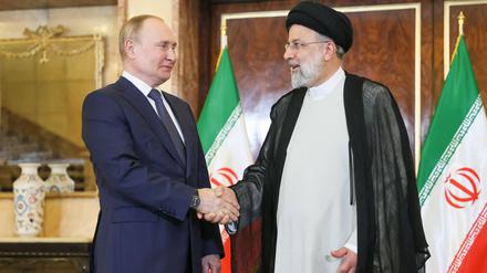 In ihrer antiwestlichen Haltung sind sich Putin (l.) und sein iranischer Amtskollege Raisi einig.
