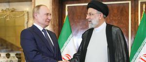 In ihrer antiwestlichen Haltung sind sich Putin (l.) und sein iranischer Amtskollege Raisi einig.