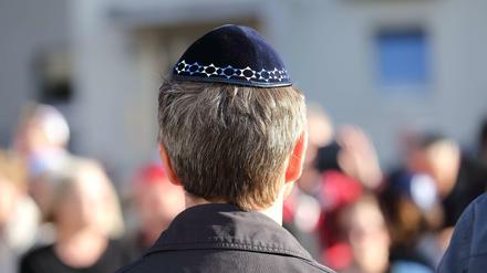 Risiko jüdische Kopfbedeckung. In einigen Gegenden ist es besser, die Kippa zu verbergen.