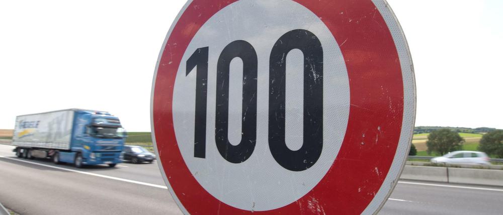 Mehr als 55.000 Menschen in Deutschland wünschen sich Tempo 100 auf Autobahnen. 