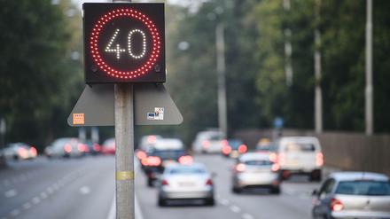 Ein LED-Schild in Stuttgart zeigt eine Geschwindigkeitsbegrenzung auf 40 km/h.