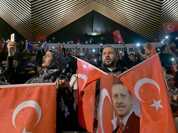 Am frühen Abend warteten mehrere Tausend Zuhörer im Tempodrom im Berlin über eine Stunde auf die Rede des türkischen Ministerpräsidenten Erdogan.