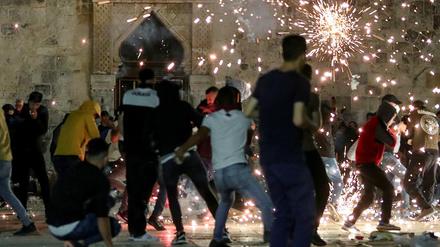 Auf dem Gelände der Al-Aqsa-Moschee kommt es zu Zusammenstößen zwischen Palästinensern und der israelischen Polizei.