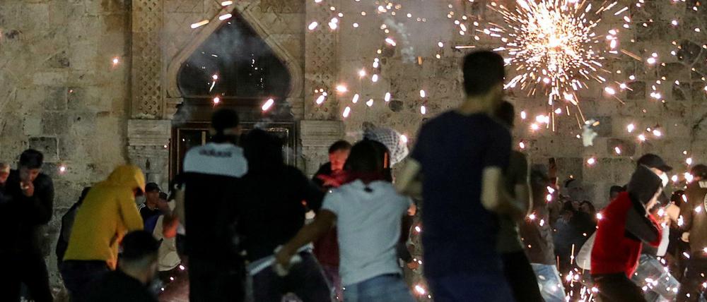 Auf dem Gelände der Al-Aqsa-Moschee kommt es zu Zusammenstößen zwischen Palästinensern und der israelischen Polizei.