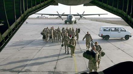 Soldaten der Bundeswehr steigen auf dem usbekischen Stützpunkt Termez in eine Transall-Maschine. 
