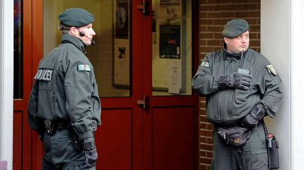 Polizisten vor dem Eingang eines Studentenwohnheims im Uni-Center in Bochum. Hier wurde kurz zuvor der Terrorverdächtige festgenommen.