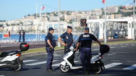 Polizisten am Samstagmorgen an der Strandpromenade von Nizza.
