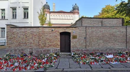 Blumen und Kerzen an der Tür zur Synagoge in Halle, vier Tage nach dem rechtsextremistischen Anschlag auf die Gemeinde. 