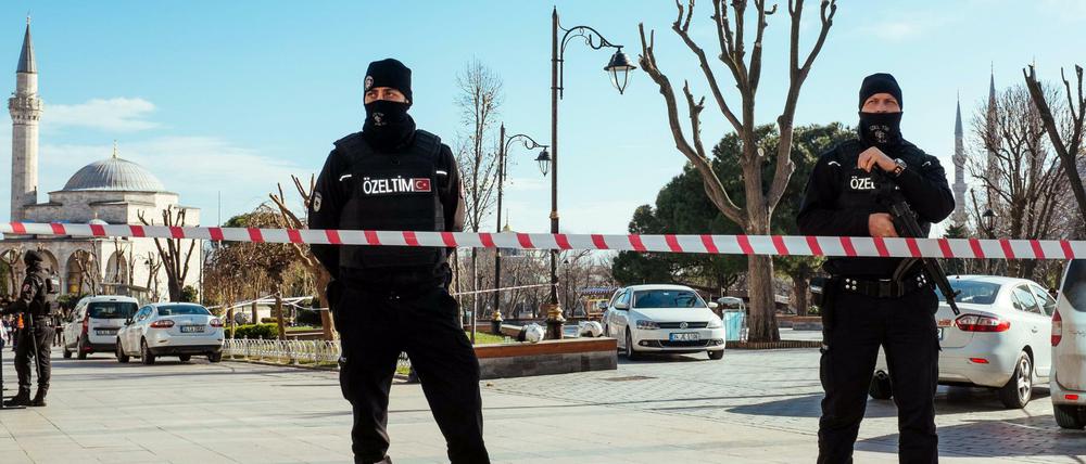 Vor zwei Jahren: Sicherheitskräfte sperren den Anschlagsort in Istanbul ab.