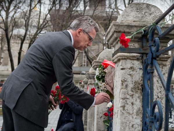 Wie zuvor schon Istanbuler und Touristen legte auch Bundesinnenminister Thomas de Maizière am Tatort am Sultanahmet-Platz Blumen nieder.