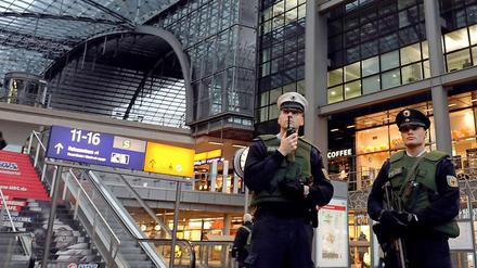 In Berlin zeigt die Polizei an Flughäfen und Bahnhöfen Präsenz.