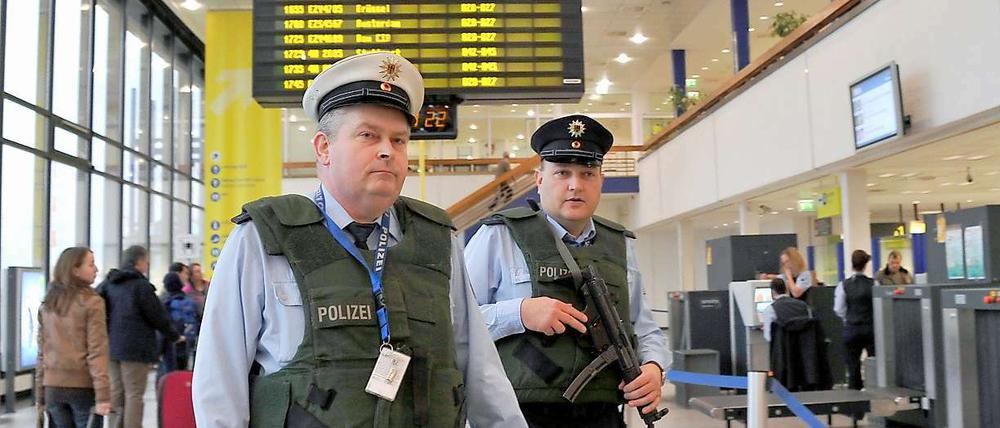 Ebenso am Flughafen Schönefeld, wo die Polizei die Anzahl der Sicherheitsteams gleichfalls erhöht hat.
