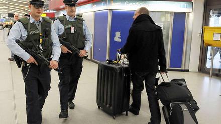 Aus Sorge vor einem Terroranschlag noch im November sind in ganz Deutschland die Sicherheitsvorkehrungen mit sichtbarer Polizeipräsenz verschärft worden. 