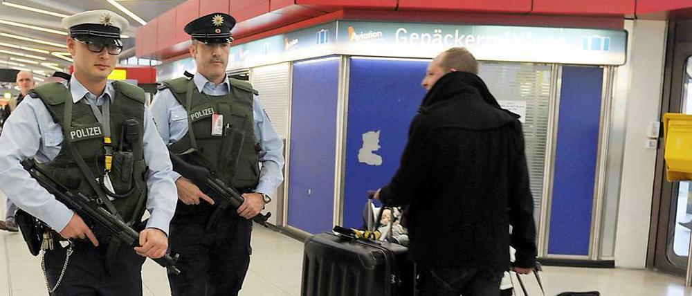 Aus Sorge vor einem Terroranschlag noch im November sind in ganz Deutschland die Sicherheitsvorkehrungen mit sichtbarer Polizeipräsenz verschärft worden. 