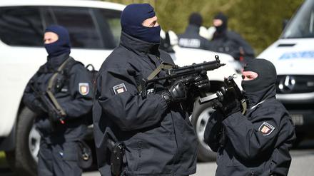 Schwer bewaffnete Polizisten mit Maschinenpistolen bei einer Anti-Terror-Übung (Archivbild).