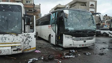 Das von der offiziellen, syrischen Nachrichtenagentur SANA veröffentlichte Foto zeigt stark beschädigte Busse am 11. März 2017 nach einer Explosion in Damaskus. Am Mittwoch kam es dann erneut zu einem Anschlag. 