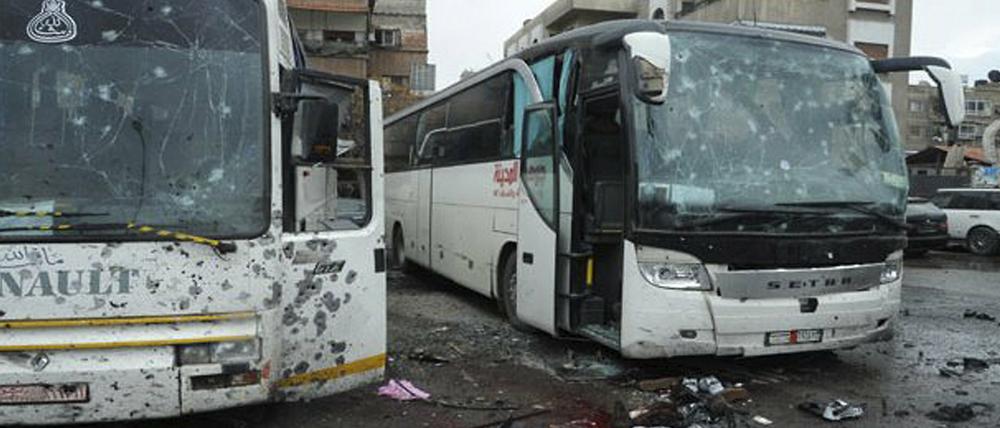 Das von der offiziellen, syrischen Nachrichtenagentur SANA veröffentlichte Foto zeigt stark beschädigte Busse am 11. März 2017 nach einer Explosion in Damaskus. Am Mittwoch kam es dann erneut zu einem Anschlag. 
