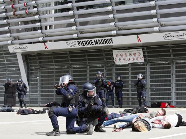 Die französische Polizei simulierte bei einer Großübung am 21. April einen Terrorangriff.