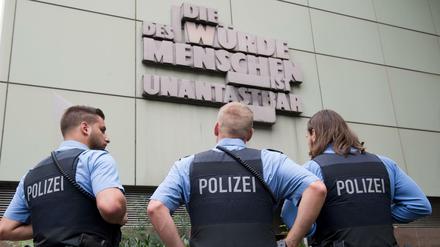 Drei Polizisten bewachten 2014 das Oberlandesgericht in Frankfurt am Main, wo der Prozess gegen ein mutmaßliches Mitglied der Terrormiliz Islamischer Staat (IS) stattfand.