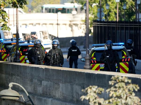Prozess um Anschläge von 2015 in Paris: Sicherheitskräfte patrouillieren vor dem Justizpalast