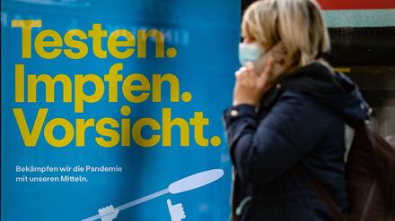 Werbung für Anti-Corona-Maßnahmen in Berlin. Mehr Tests und Impfungen werden Vorsicht langsam weniger nötig machen. 