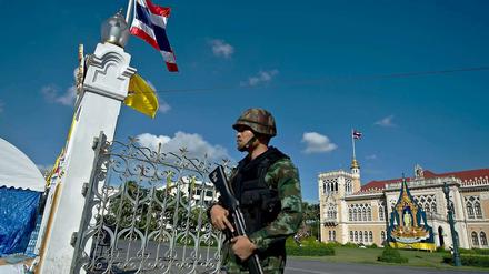 Militär vor dem Regierungsgebäude in Bangkok.