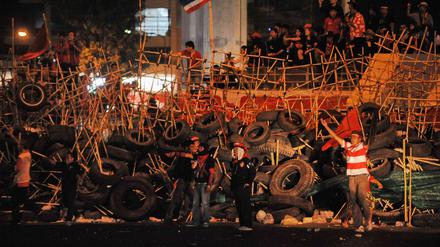 Barrikaden aus Bambus und Reifen: Im Zentrum Bangkoks demonstrieren Rothemden gegen die Regierung. 